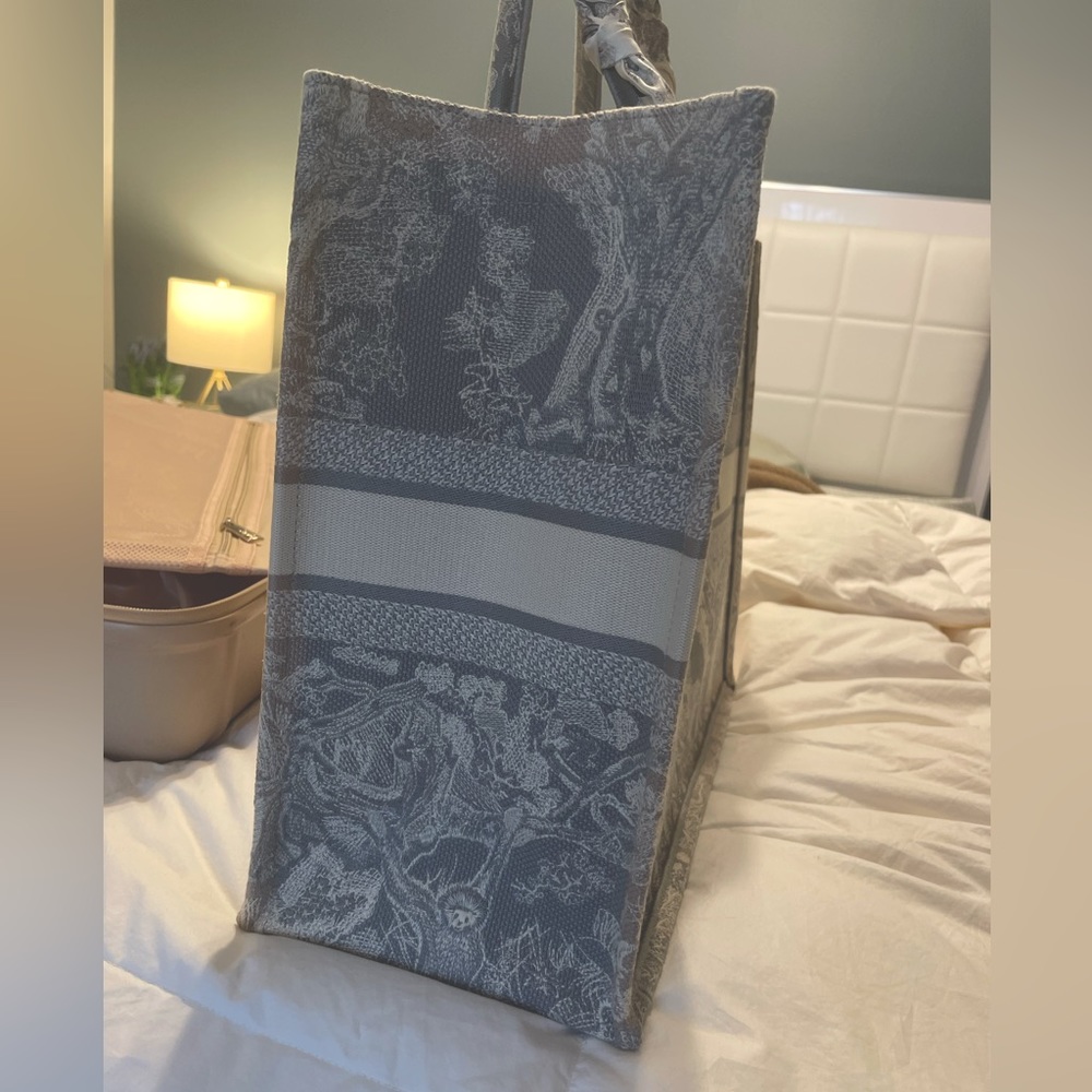 Christian Dior Large Book Tote in Reverse Toile de Jouy Embroidery (Grey/White) - Picture 4 of 4